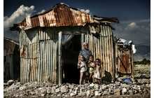 Hyperlokal - Frank Domahs sieht Menschen in Port-au-Prince, Haiti + Köln, Geldernstraße